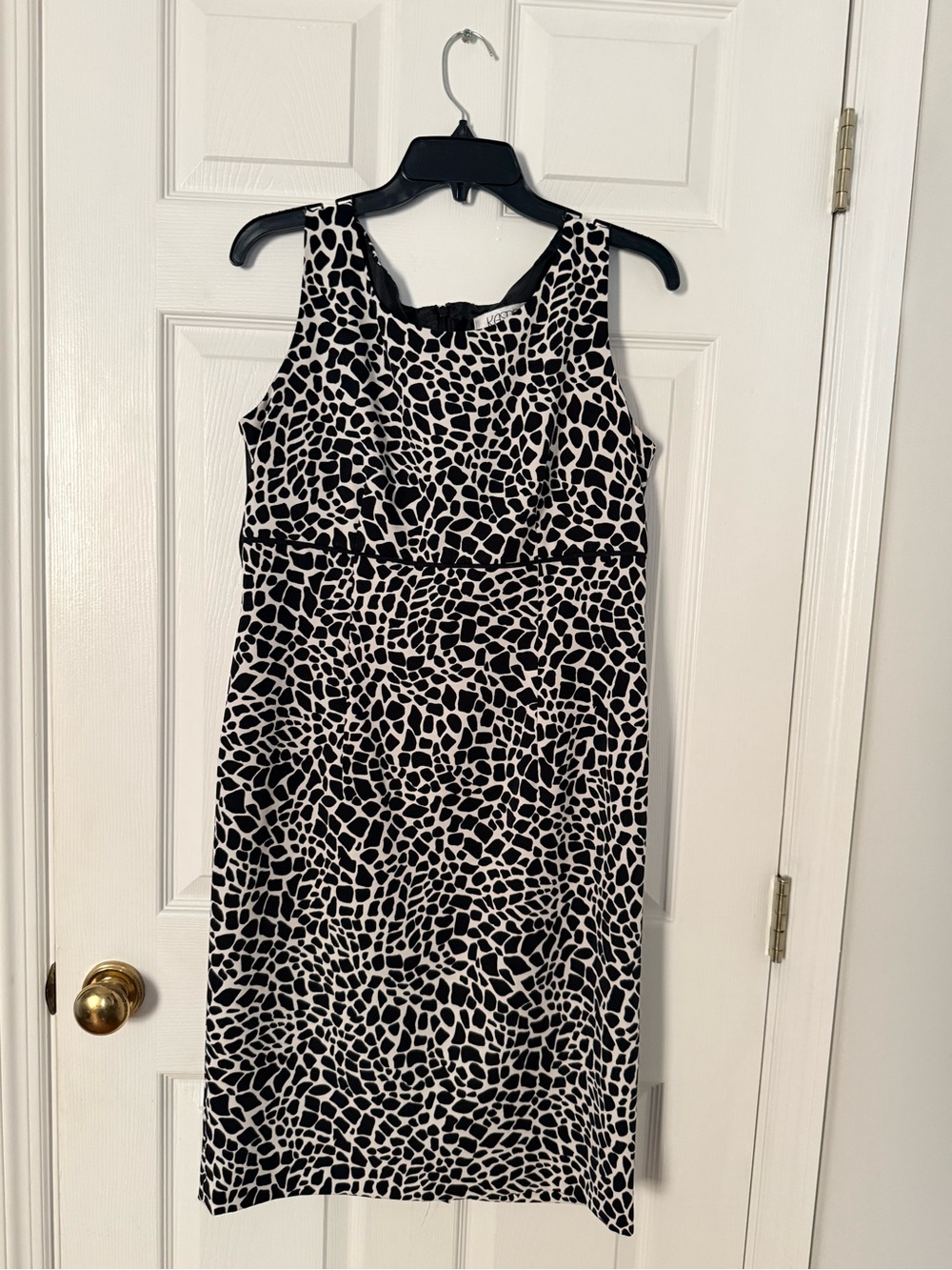 Kasper Black and White Sleeveless Sheath Dress with Pebble Print